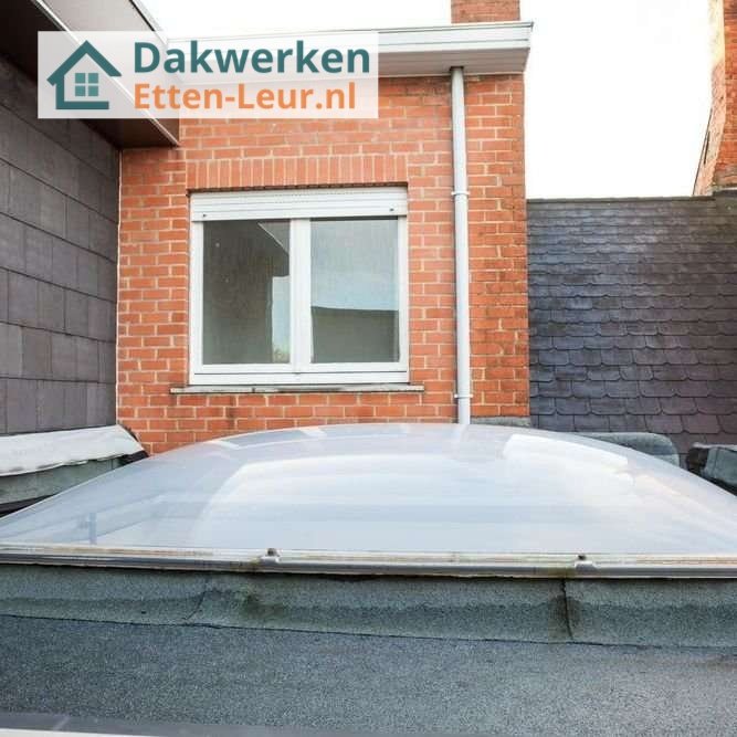 Inspectie van een plat dak in etten-leur met lichtkoepel